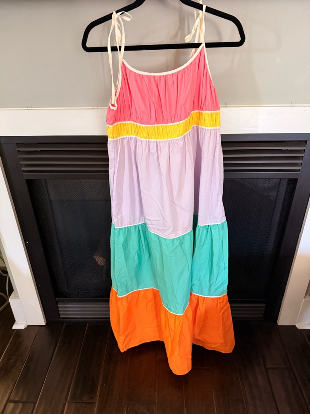 Colorblock maxi dress with pockets. Size medium. Tie adjustable straps.